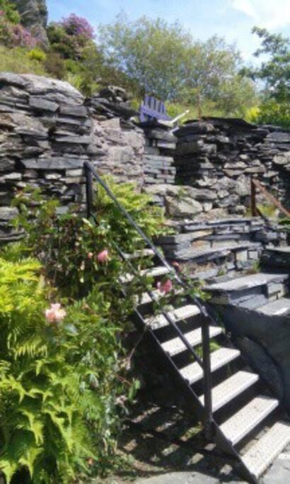 Cosy Terrace Cottage Built Into The Mountain Side. Blaenau Ffestiniog Exterior photo
